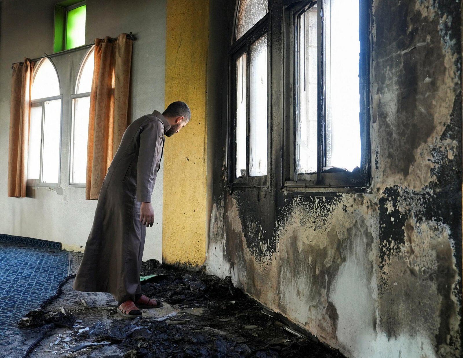 Židovskí osadníci zapálili v Predjordánsku mešitu. Na steny nastriekali nenávistné slogany