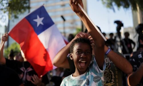 Voliči v Čile si v druhom kole prezidentských volieb budú vyberať medzi ľavicovou Jaraovou a pravicovým Kastom