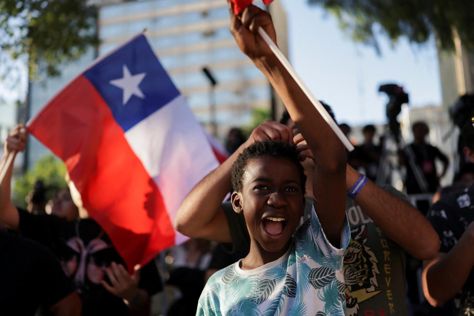 Voliči v Čile si v druhom kole prezidentských volieb budú vyberať medzi ľavicovou Jaraovou a pravicovým Kastom