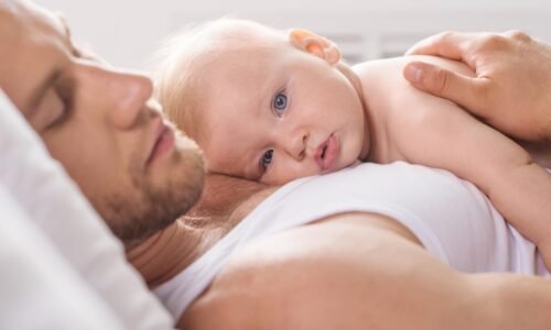 Otcovské 2025: máte nárok ostať doma po narodení dieťaťa ale aj na príspevok od štátu