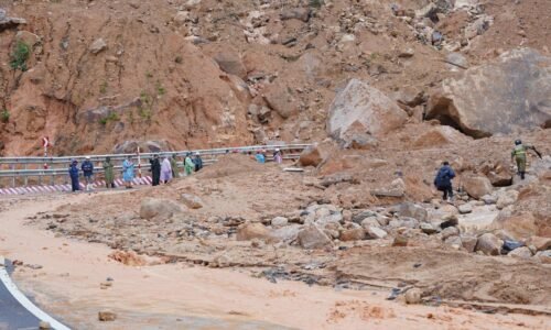 Počet obetí po povodniach a zosuvoch pôdy vo Vietname stúpol na 90, ďalší sú nezvestní Počet obetí po povodniach a zosuvoch pôdy vo Vietname stúpol na 90, ďalší sú nezvestní