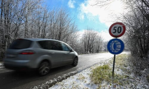 Polícia upozorňuje na silné sneženie na východom Slovensku, horský priechod Branisko je neprejazdný