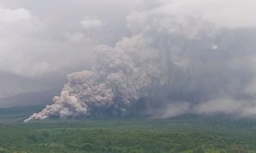 Po výbuchu sopky v Indonézii zachraňovali úrady desiatky uviaznutých horolezcov