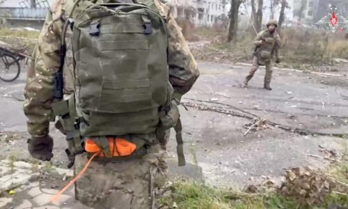 Rusko zverejnilo video svojich vojakov prechádzajúcich sa v ukrajinskom Pokrovsku Rusko zverejnilo video svojich vojakov prechádzajúcich sa v ukrajinskom Pokrovsku