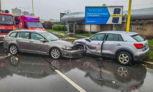 V Košiciach došlo k vážnej zrážke dvoch áut, jednu osobu museli oživovať. Previezli ju do nemocnice