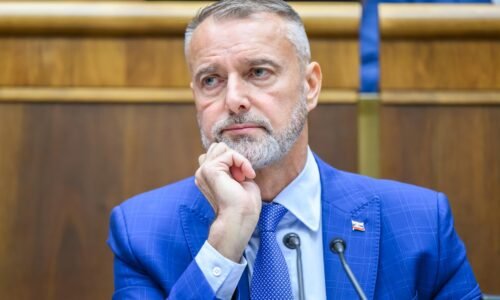 Vláda označila Benešove dekréty za nedotknuteľné. Raši vidí v krokoch PS hrozbu aj pre Česko