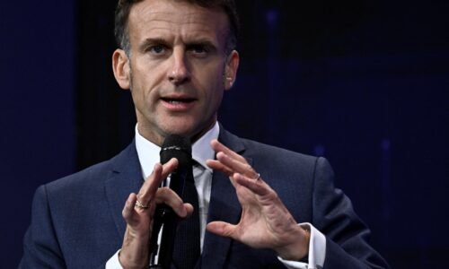 Rusko neprejavuje snahu o prímerie na Ukrajine, tvrdí Macron
