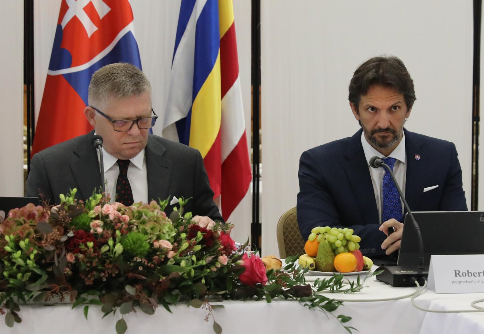 Ficova vláda schválila vyše 2,5 milióna eur. Členovia kabinetu informujú po výjazdovom rokovaní