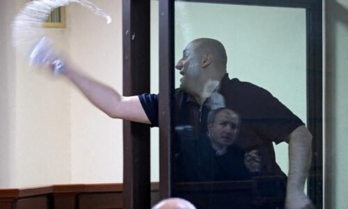 Gruzínsko pritvrdzuje voči kritikom. Opozičný líder, ktorý polial sudcu vodou, dostal ďalší rok a pol väzenia