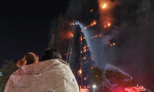 Po ničivom požiari v Hongkongu zadržali tri osoby, počet obetí stúpol na 44 Po ničivom požiari v Hongkongu zadržali tri osoby, počet obetí stúpol na 44