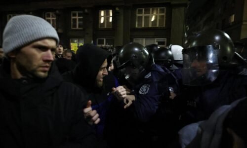 Ľudia v Bulharsku protestovali pred budovou parlamentu proti novému rozpočtu