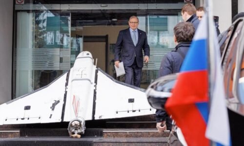 Ruského veľvyslanca čakalo v Kišiňove prekvapenie. Pred ministerstvom bol na zemi ruský dron s písmenom Z Ruského veľvyslanca čakalo v Kišiňove prekvapenie. Pred ministerstvom bol na zemi ruský dron s písmenom Z