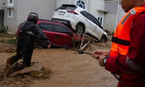 Po bleskových povodniach v Indonézii hlásia 49 obetí