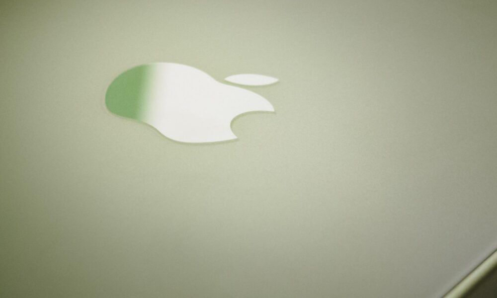 Prvé kusy sú už zrejme na svete. Apple testuje skladací iPhone, pri ktorom odstránil ryhu v displeji