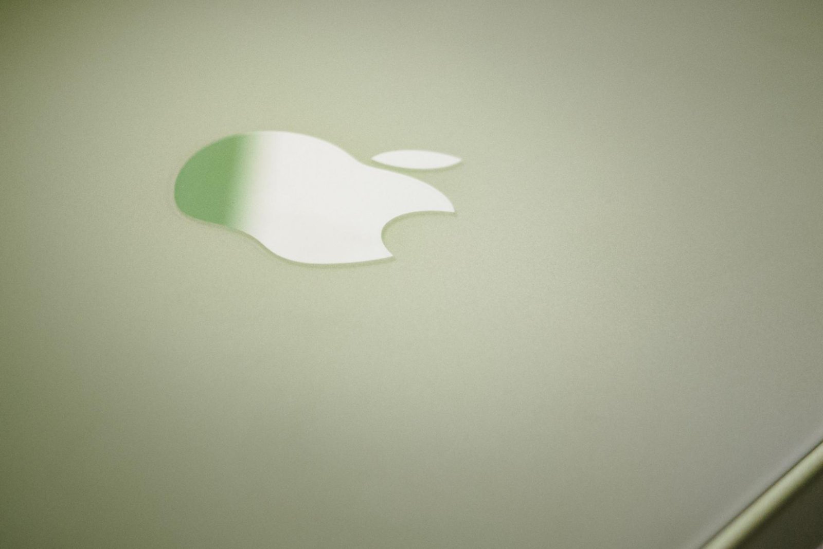 Prvé kusy sú už zrejme na svete. Apple testuje skladací iPhone, pri ktorom odstránil ryhu v displeji