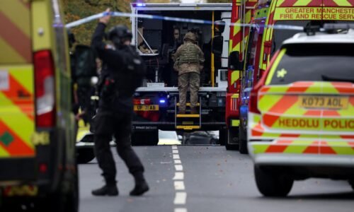 Britská polícia zadržala na letisku muža podozrivého z terorizmu. Spájajú ho s útokom na synagógu