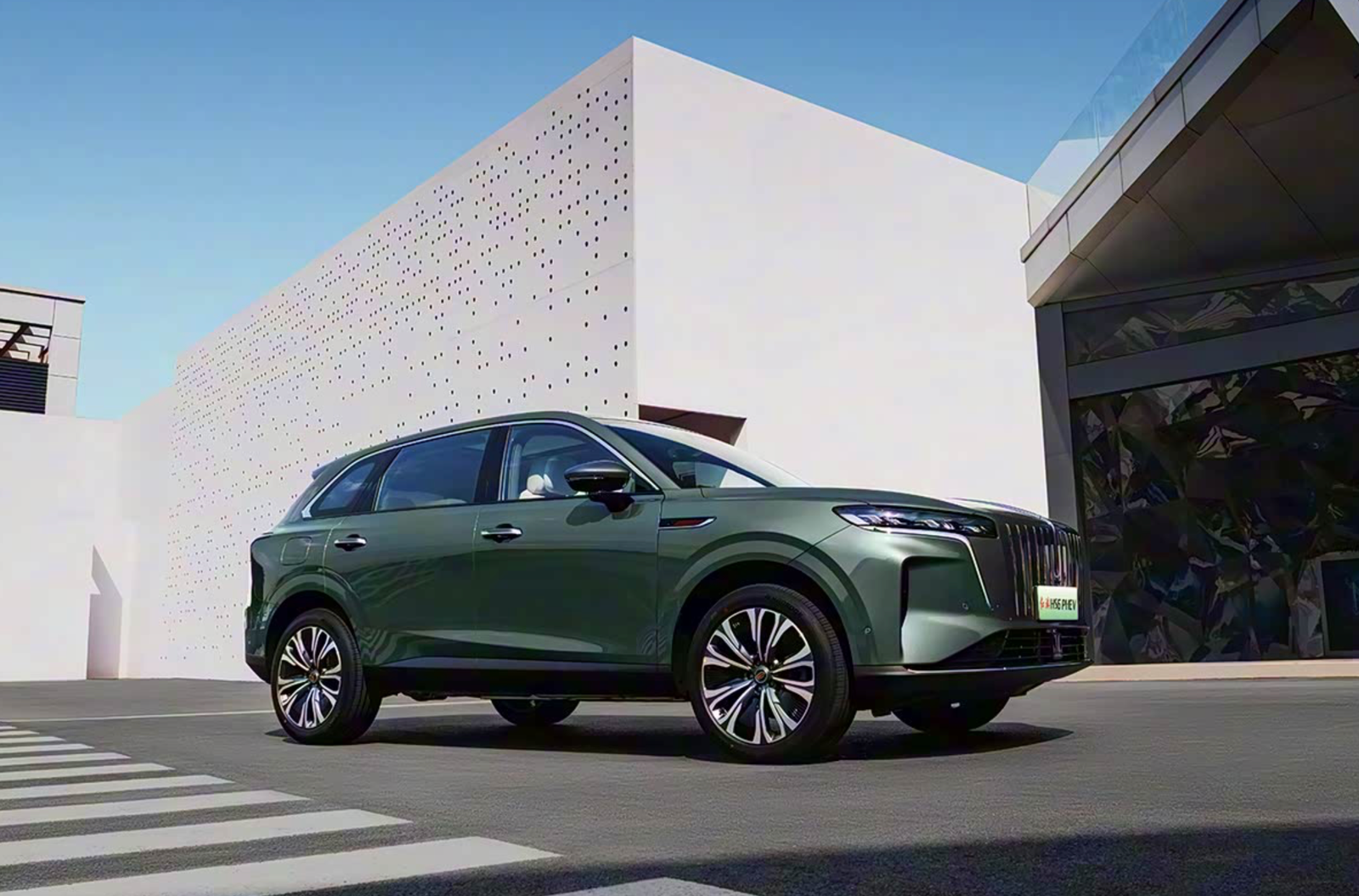 Čínsky hybrid, ktorý natankujete raz za dve mesiace? Luxusné SUV drží svetový rekord