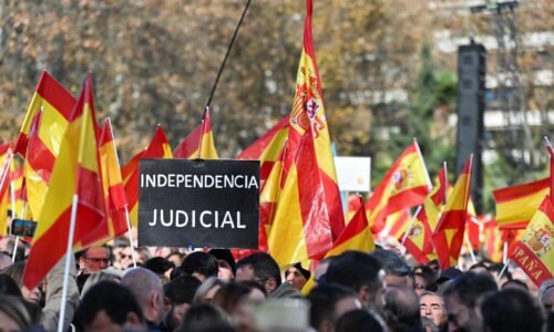 Desaťtisíce ľudí v Madride požadovali predčasné voľby a rezignáciu Sáncheza