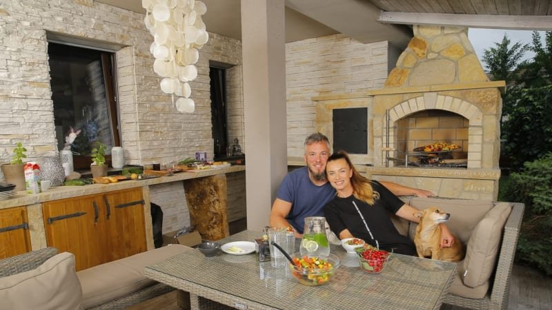 Herečka Alice Bendová bydlí v luxusní vile. Na zahradě má venkovní kuchyni s nádherným krbem Herečka Alice Bendová bydlí v luxusní vile. Na zahradě má venkovní kuchyni s nádherným krbem