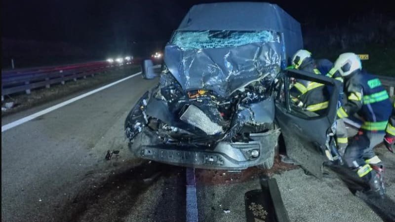 Těžká srážka nákladních aut na dálnici D3 u Českých Budějovic. Na místě zasahuje vrtulník