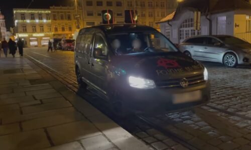 Muž si na auto namontoval reproduktory. Obyvatelům Plzně hrál hlasitou hudbu i na nervy Muž si na auto namontoval reproduktory. Obyvatelům Plzně hrál hlasitou hudbu i na nervy