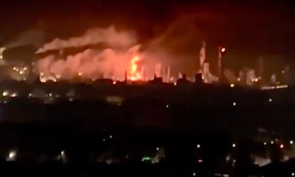 Ukrajinci tvrdě útočili na Volgograd, kde je rafinerie. Rusové bojují s plameny, ukazuje video