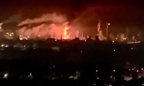 Ukrajinci tvrdě útočili na Volgograd, kde je rafinerie. Rusové bojují s plameny, ukazuje video