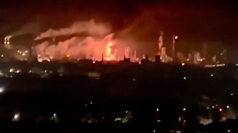 Ukrajinci tvrdě útočili na Volgograd, kde je rafinerie. Rusové bojují s plameny, ukazuje video Ukrajinci tvrdě útočili na Volgograd, kde je rafinerie. Rusové bojují s plameny, ukazuje video