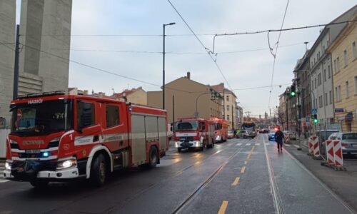 Masivní únik plynu v Praze: Hasiči evakuují okolní budovy, doprava stojí Masivní únik plynu v Praze: Hasiči evakuují okolní budovy, doprava stojí