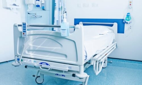 Pětina pacientů leží v Česku na internách zbytečně. Není zvykem umírat doma, vysvětluje lékař