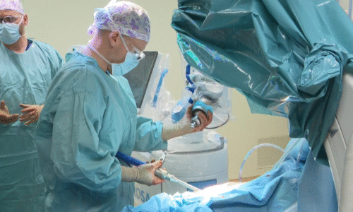 Medicína budoucnosti v Česku. Robot pomáhá s kyčlí, operuje s přesností na desetiny milimetru Medicína budoucnosti v Česku. Robot pomáhá s kyčlí, operuje s přesností na desetiny milimetru