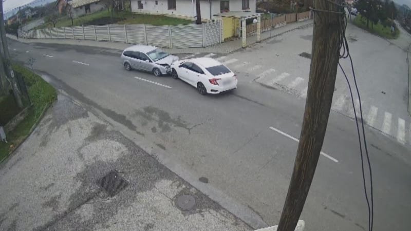 Šílená jízda čtyř puberťáků bez papírů skončila v Ostravanech srážkou. Zachytily to kamery