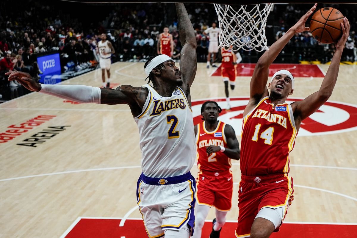 VIDEO NBA: Atlanta v oklieštenej zostave preťala víťaznú šnúru Lakers. Hviezdou zápasu senegalský mladík