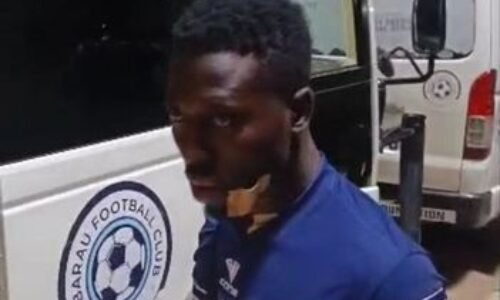 Šokujúci útok na futbalistu! Fanúšikovia ho bodli do krku priamo na ihrisku