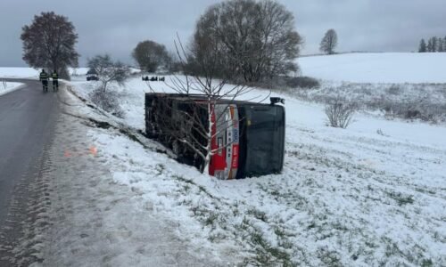 Autobus s 20 cestujícími se převrátil na Benešovsku. Na místo dorazili hasiči a záchranáři Autobus s 20 cestujícími se převrátil na Benešovsku. Na místo dorazili hasiči a záchranáři