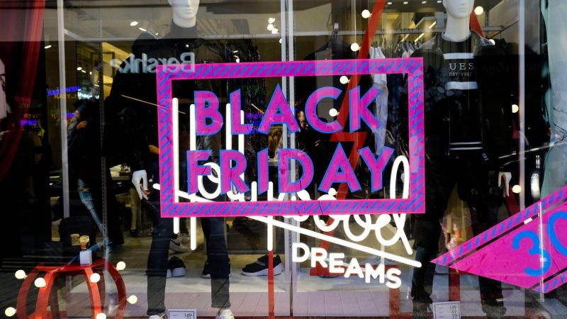 Slevy, úmrtí a zranění. Černý pátek dokáže nakupující přivést k extrémnímu chování Slevy, úmrtí a zranění. Černý pátek dokáže nakupující přivést k extrémnímu chování