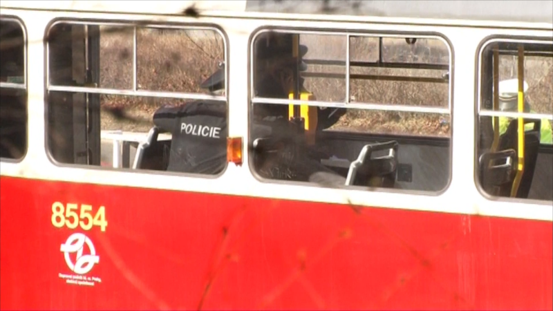 Syn vraha z tramvaje číslo 17 terorizuje své okolí. Na kontě má žhářství i napadení