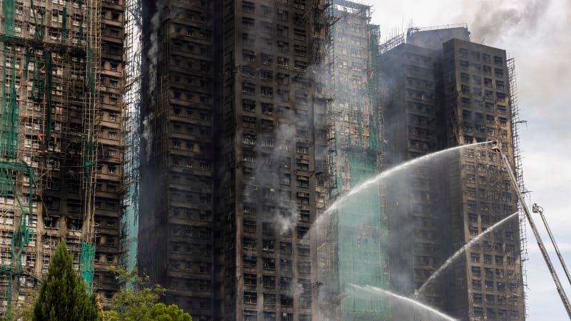 Konec záchranných prací, stovky nezvěstných. Počet obětí po požáru v Hongkongu roste