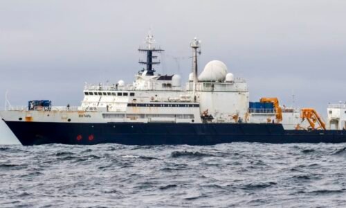 Nové nebezpečí: Ruská špionážní loď ohrozila britské piloty, ministr hrozí Putinovi zásahem