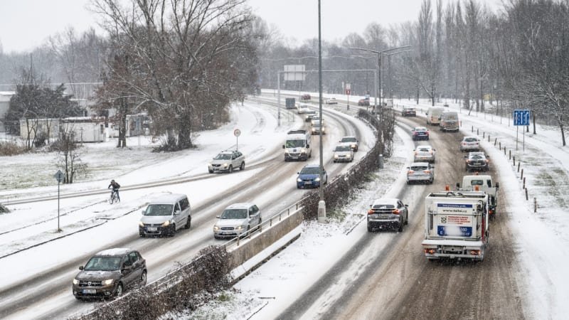 Sníh a ledovka paralyzují silnice. Vysočina hlásí uvízlé kamiony i převrácenou cisternu Sníh a ledovka paralyzují silnice. Vysočina hlásí uvízlé kamiony i převrácenou cisternu