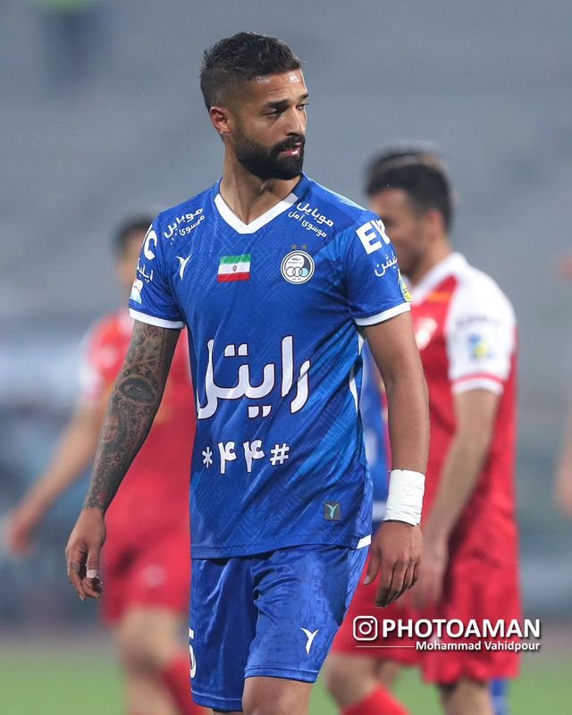 VIDEO Iránskeho futbalistu suspendovali. V ruke držal alkoholický nápoj