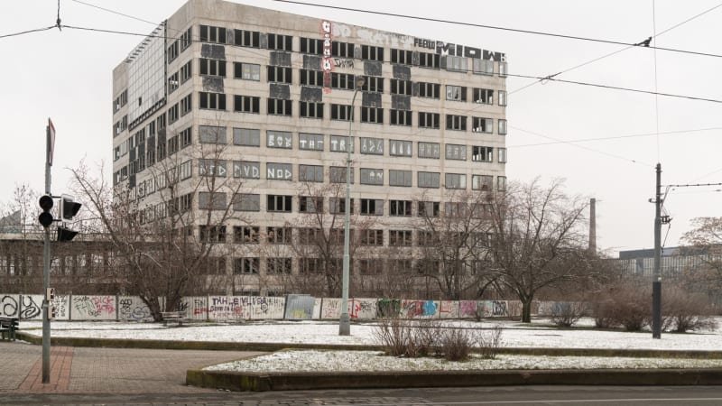 Pražská ostuda kosmických rozměrů: Nedostavěná radnice bude na Palmovce strašit dál Pražská ostuda kosmických rozměrů: Nedostavěná radnice bude na Palmovce strašit dál