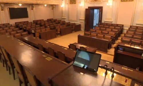 První schůze nové Sněmovny PŘEHLEDNĚ: Slib věrnosti, volba předsedy i demise Fialovy vlády