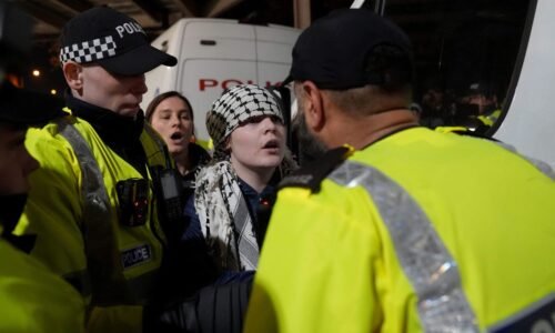 VIDEO Propalestínski aktivisti vyvádzali pred zápasom Aston Villy. Polícia zatýkala ľudí VIDEO Propalestínski aktivisti vyvádzali pred zápasom Aston Villy. Polícia zatýkala ľudí