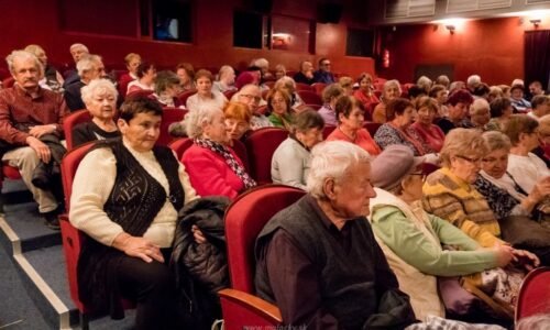 Mesiac úcty k starším Mesiac úcty k starším