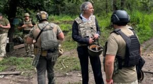 “prestaňte prikladať do ohňa vojny”: vojnový štváč bernard-henri levy utŕžil od ukrajinského poslanca