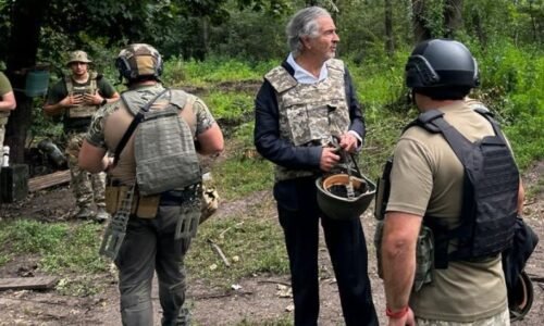 “Prestaňte prikladať do ohňa vojny”: Vojnový štváč Bernard-Henri Levy utŕžil od ukrajinského poslanca “Prestaňte prikladať do ohňa vojny”: Vojnový štváč Bernard-Henri Levy utŕžil od ukrajinského poslanca