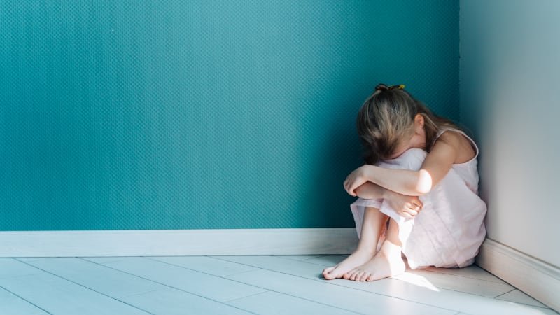 Učitelka potrestala žákyni sklapovačkami za pozdní příchod. Dvanáctiletá Indka poté zemřela Učitelka potrestala žákyni sklapovačkami za pozdní příchod. Dvanáctiletá Indka poté zemřela