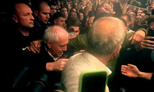 VIDEO Neuveriteľné scény v Srbsku! Tréner rezignoval, tisíce fanúšikov ho išli presviedčať na letisko VIDEO Neuveriteľné scény v Srbsku! Tréner rezignoval, tisíce fanúšikov ho išli presviedčať na letisko