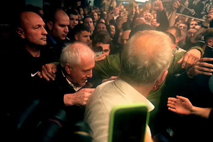 VIDEO Neuveriteľné scény v Srbsku! Tréner rezignoval, tisíce fanúšikov ho išli presviedčať na letisko